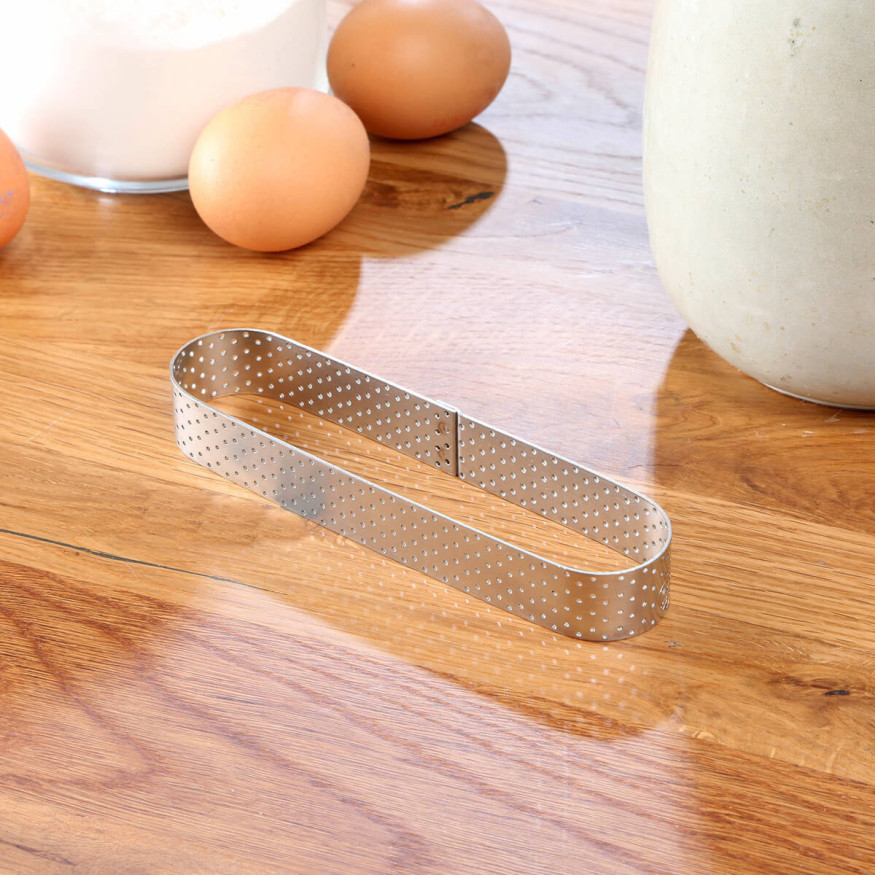 Cercle à tartelette oblong en inox perforé 14,5 x 3,7 cm - A