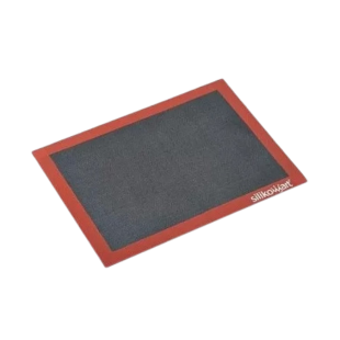 Tapis de cuisson ajourée en silicone noir et rouge Air mat - Silikomart
