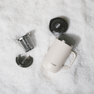 Travel Mug isotherme avec anse 470ml sable - Qwetch