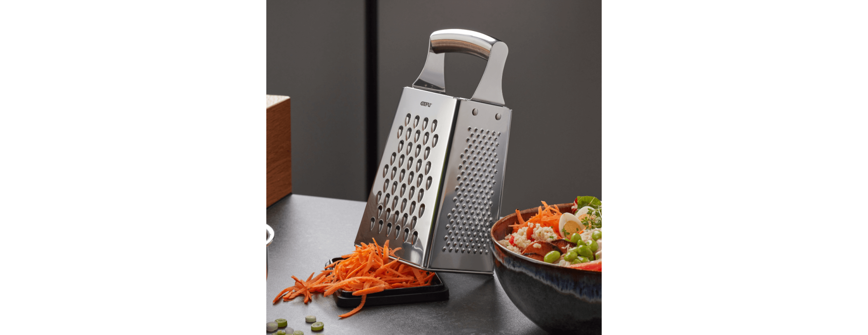 Râpe carré 4 faces inox 24 cm avec couvercle de récupération