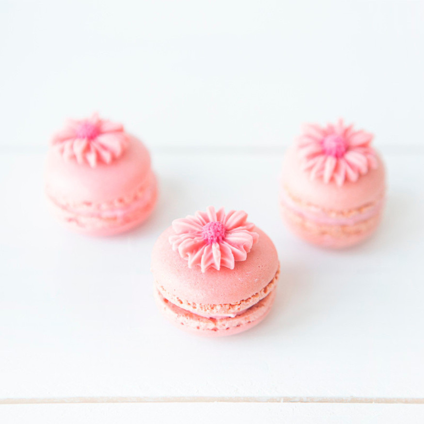Décor en chocolat : 8 fleurs roses. jaunes et oranges 2.5  c