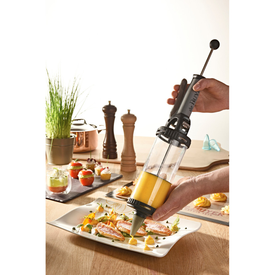 Le tube Essentiel : kit piston à pâtisserie et 2 douilles 0. Le tube Essentiel : kit piston à pâtisserie et 2 douilles 0.