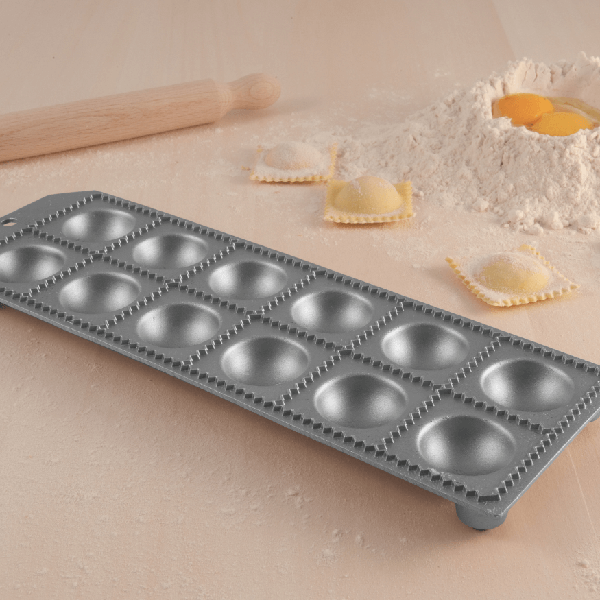Plaque à 12 raviolis aluminium + rouleau bois | Alice Délice Plaque à 12 raviolis aluminium + rouleau bois | Alice Délice