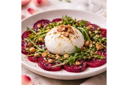 Burrata crémeuse, carpaccio de betterave & noisettes torréfiées